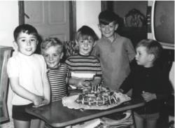 Nenos celebrando cumpreanos. Ano 1969